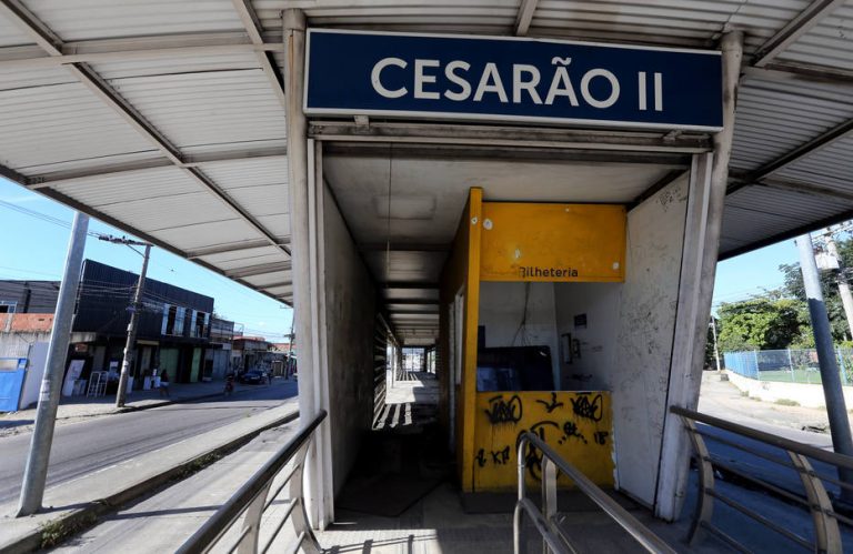 Estação BRT abandonada no Rio de Janeiro.