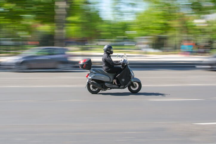 Em moto tunada, motogirl que 'sofre' nas ruas avisa: 'Dê a seta, não gasta  gasolina!