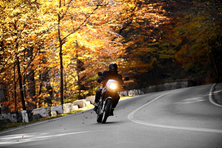 Descubra três destinos para um bate e volta de moto