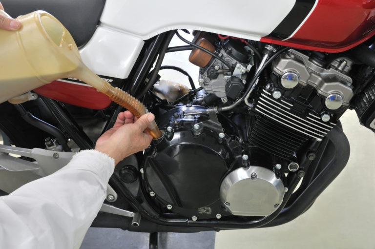 Como limpar o motor de motos sem danificar nada?
