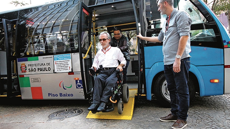 cadeirante usando rampa de acessibilidade em ônibus