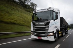 Scania a gás P 280 6x4 mira setor canavieiro; veja o preço - Estradão