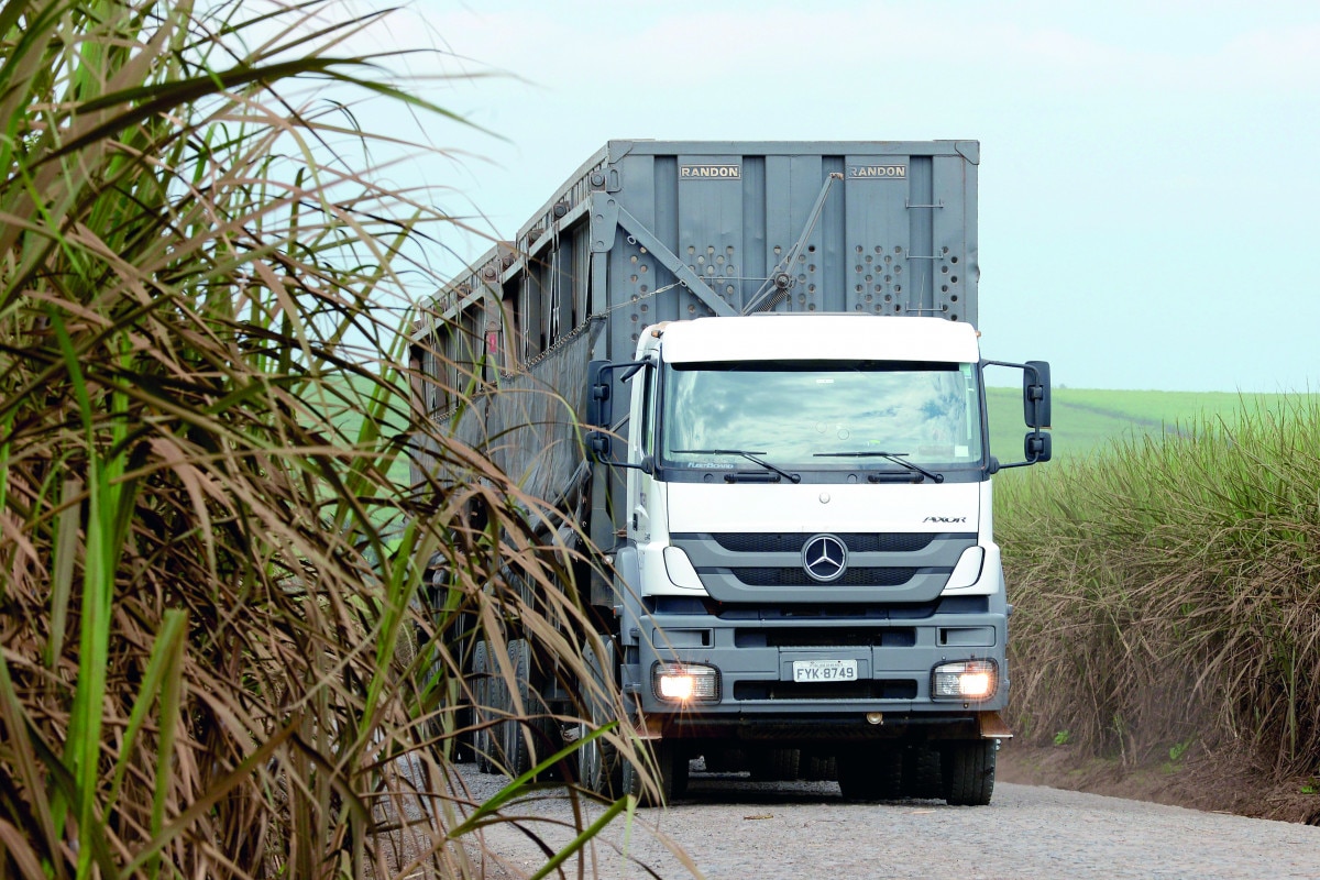 Volvo apresenta o maior caminhão articulado do mundo - Estradão