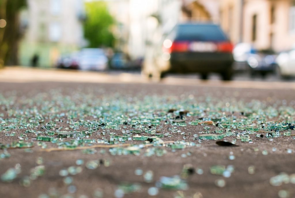 pandemia de acidentes de trânsito - estilhaços de vidro no chão depois de um acidente de trânsito