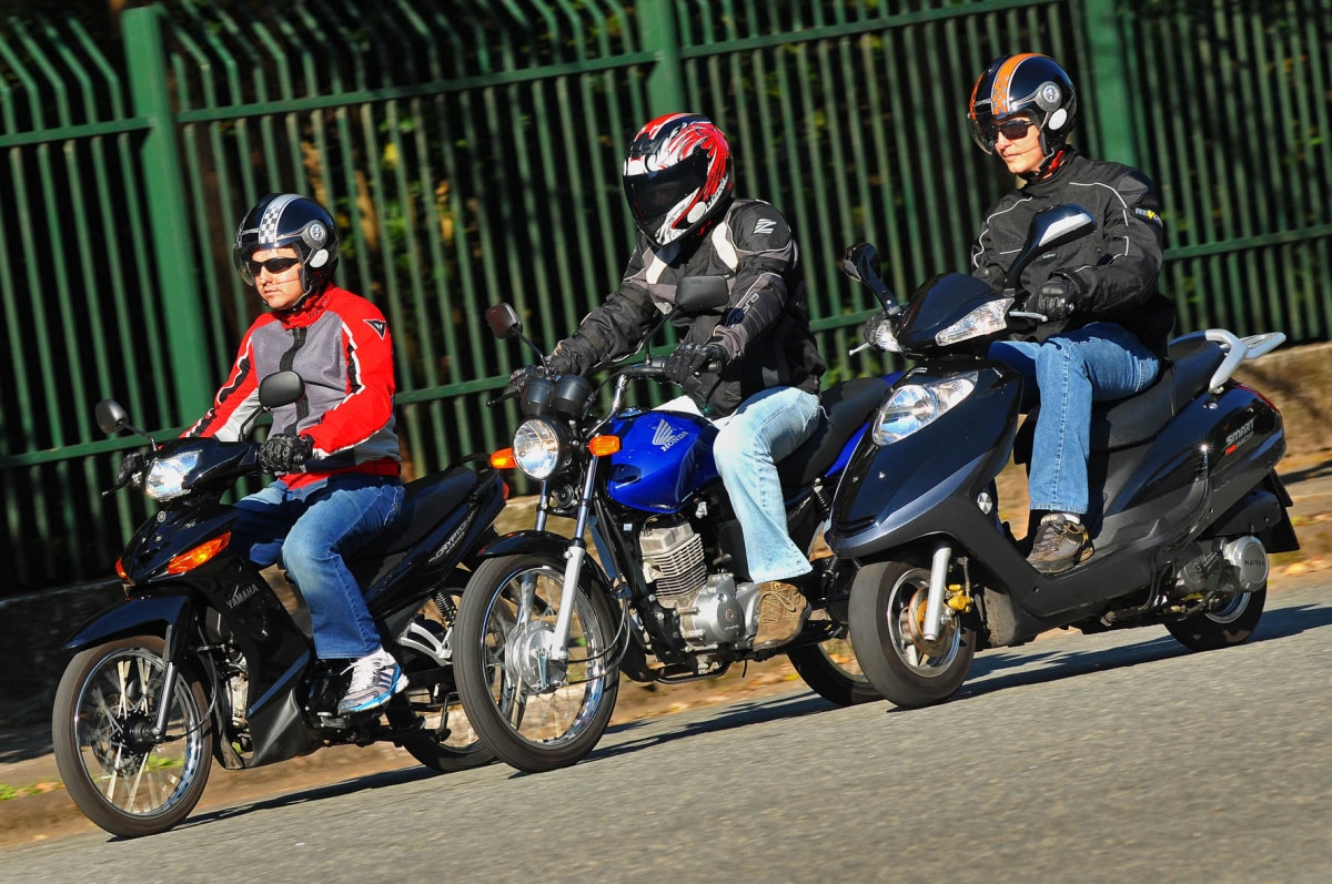 De moto por aí! Veja como pilotar entre os carros com segurança.