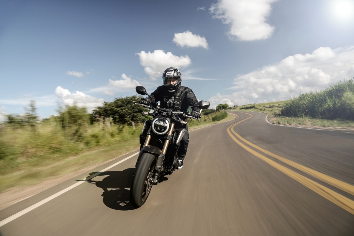 De moto por aí! Veja como pilotar entre os carros com segurança.