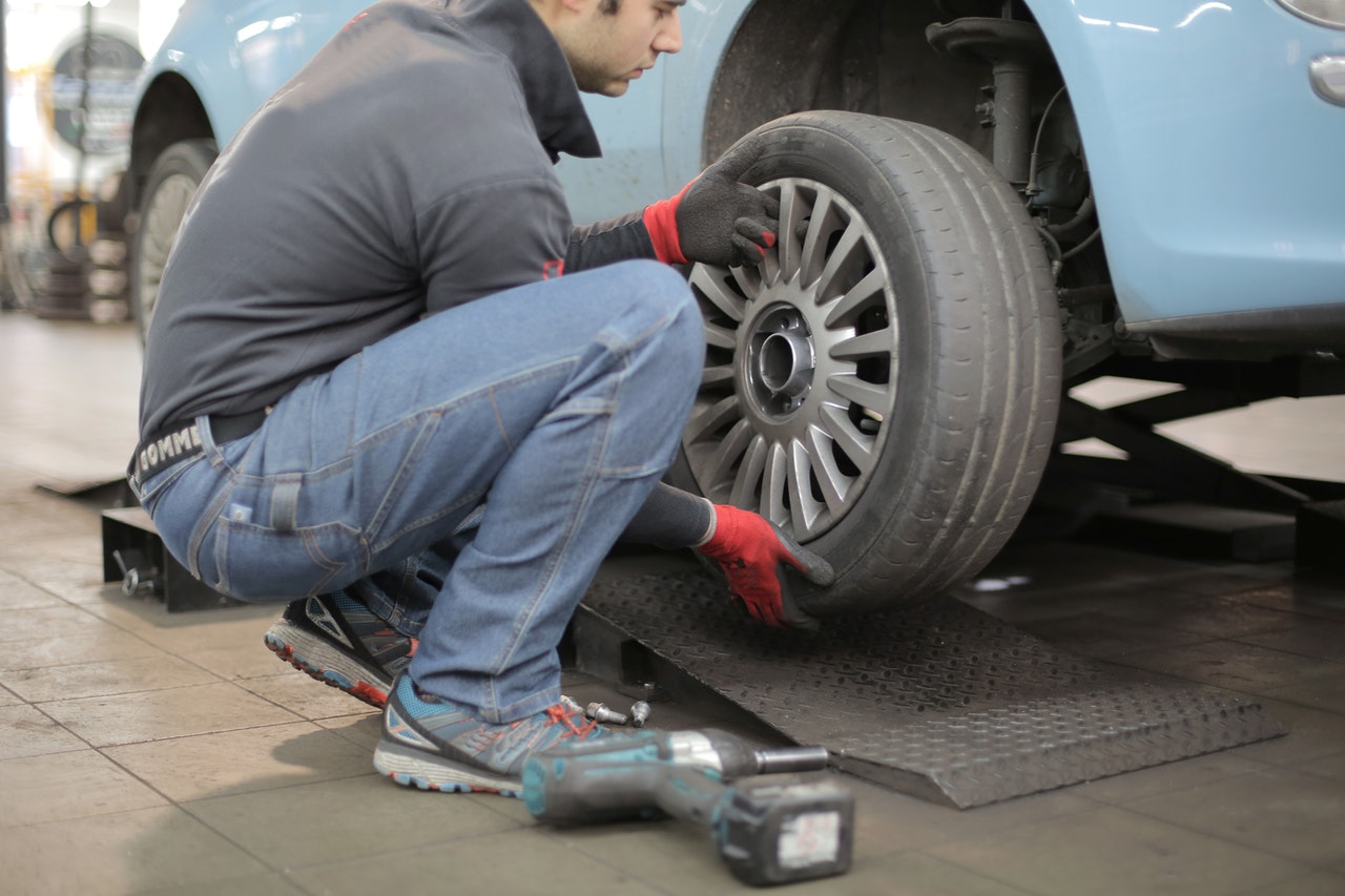 Como mudar um pneu furado