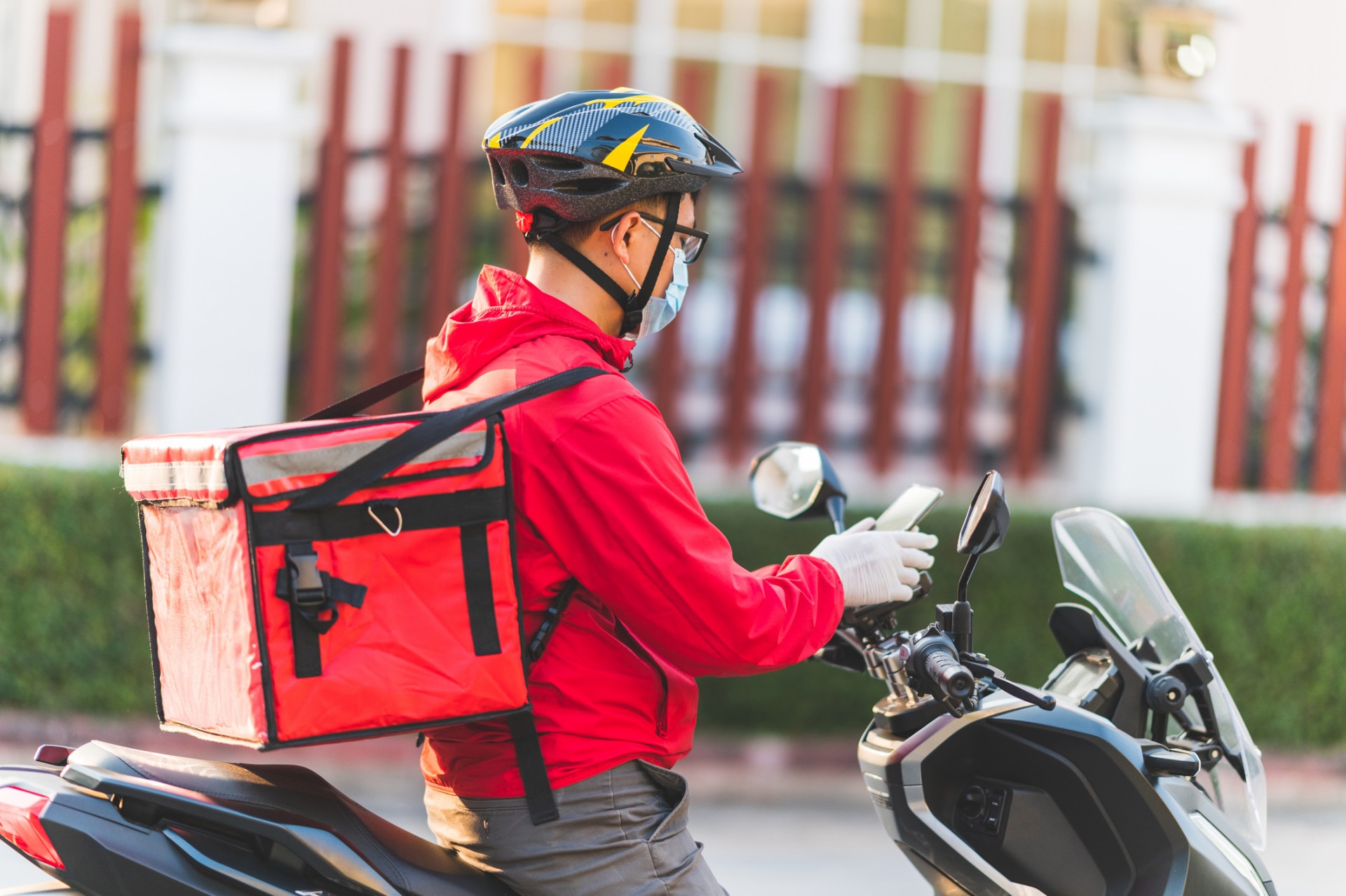 Serviço de Entrega de Moto boy com Moto de Corrida e Entregador