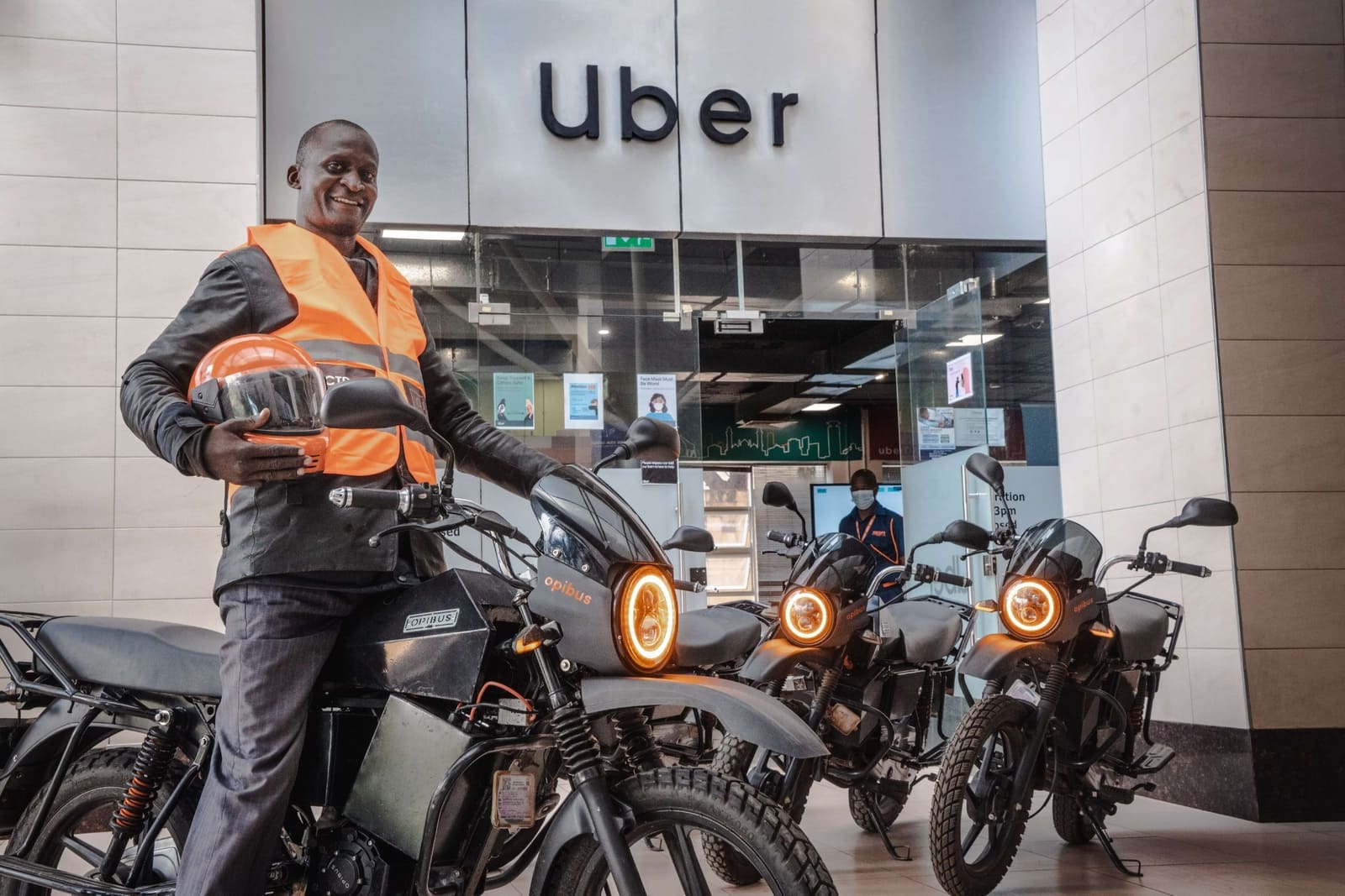 Uber das motos chega ao Brasil e promete corridas até 30% mais