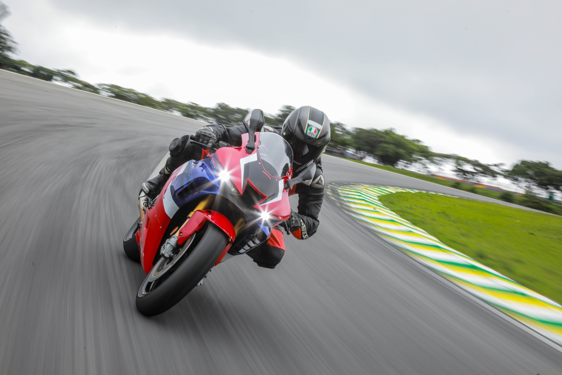 Honda CBR 1000RR-R SP traz tecnologia das pistas para as ruas