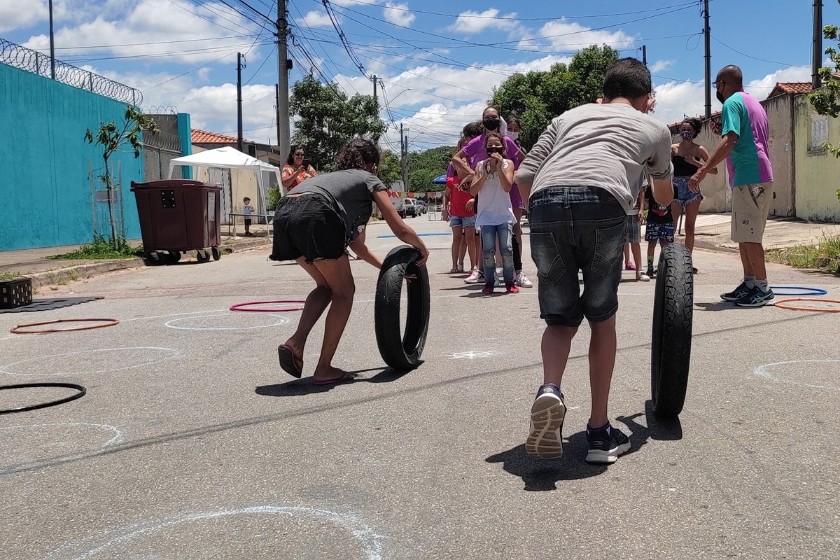 Crianças exploram centro da cidade em projeto 'Motoca na praça