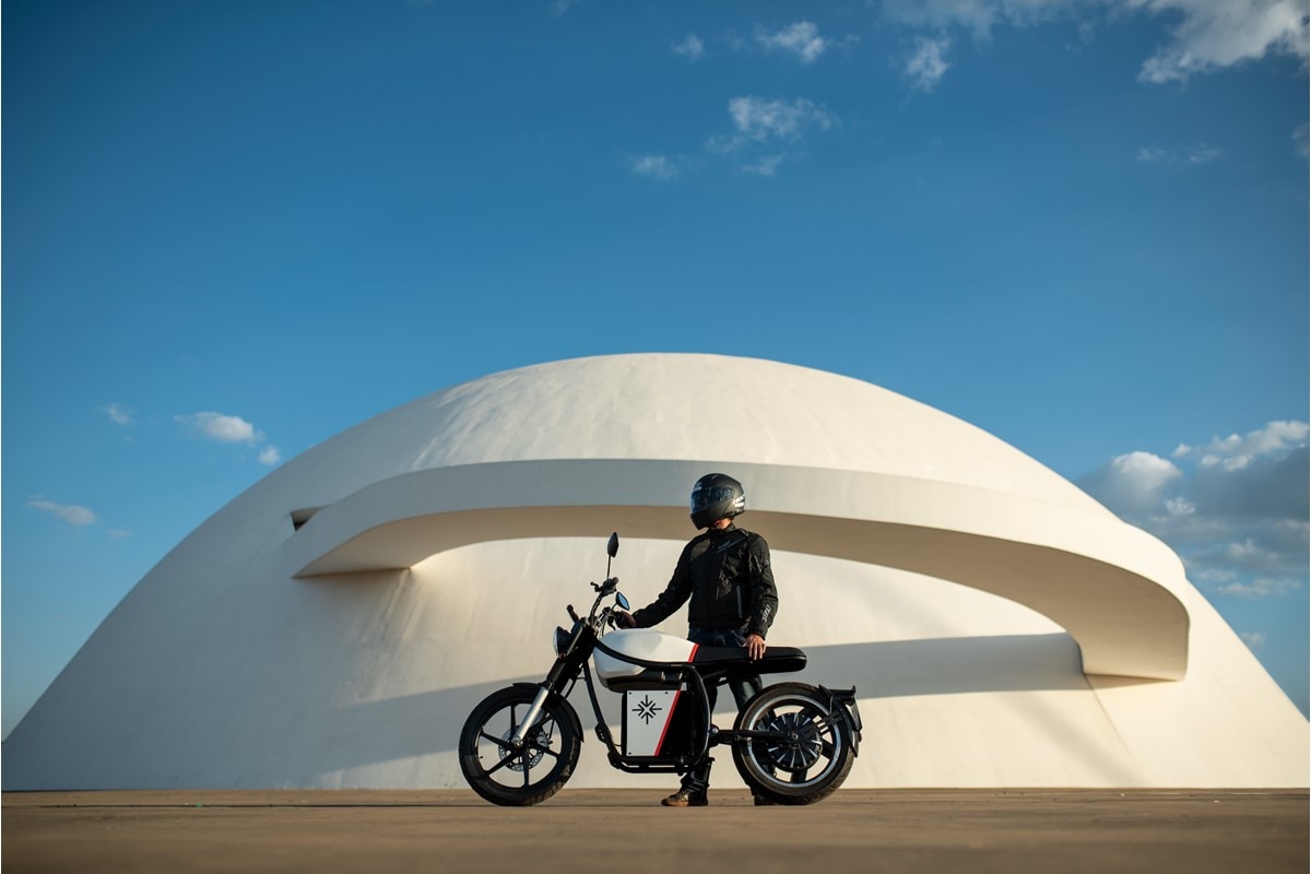 Esta moto elétrica tem o melhor dos dois mundos, motor econômico e