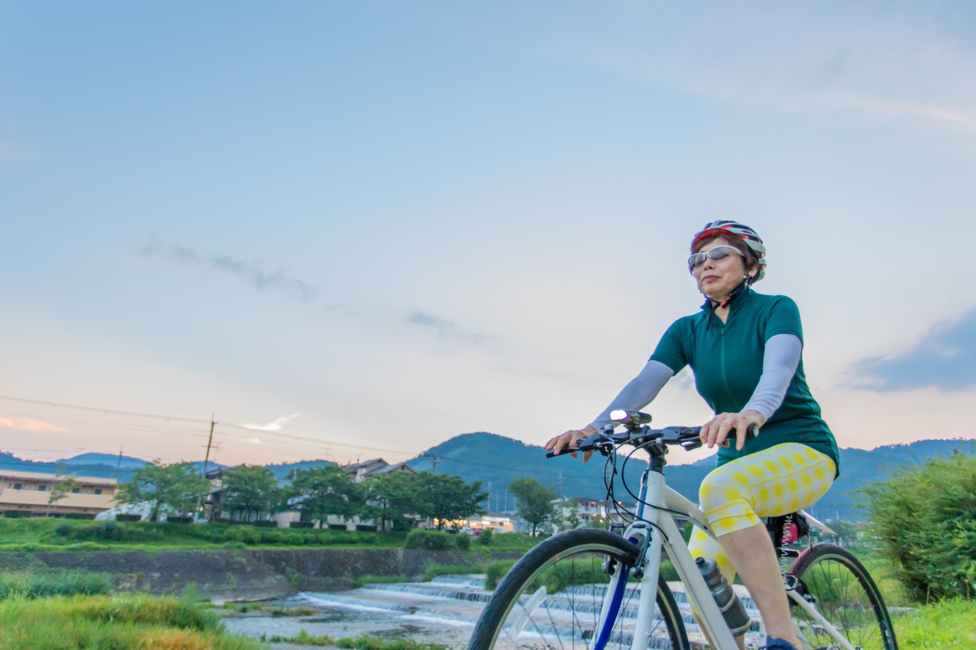 Sinal em forma de diamante com uma bicicleta. alertar os