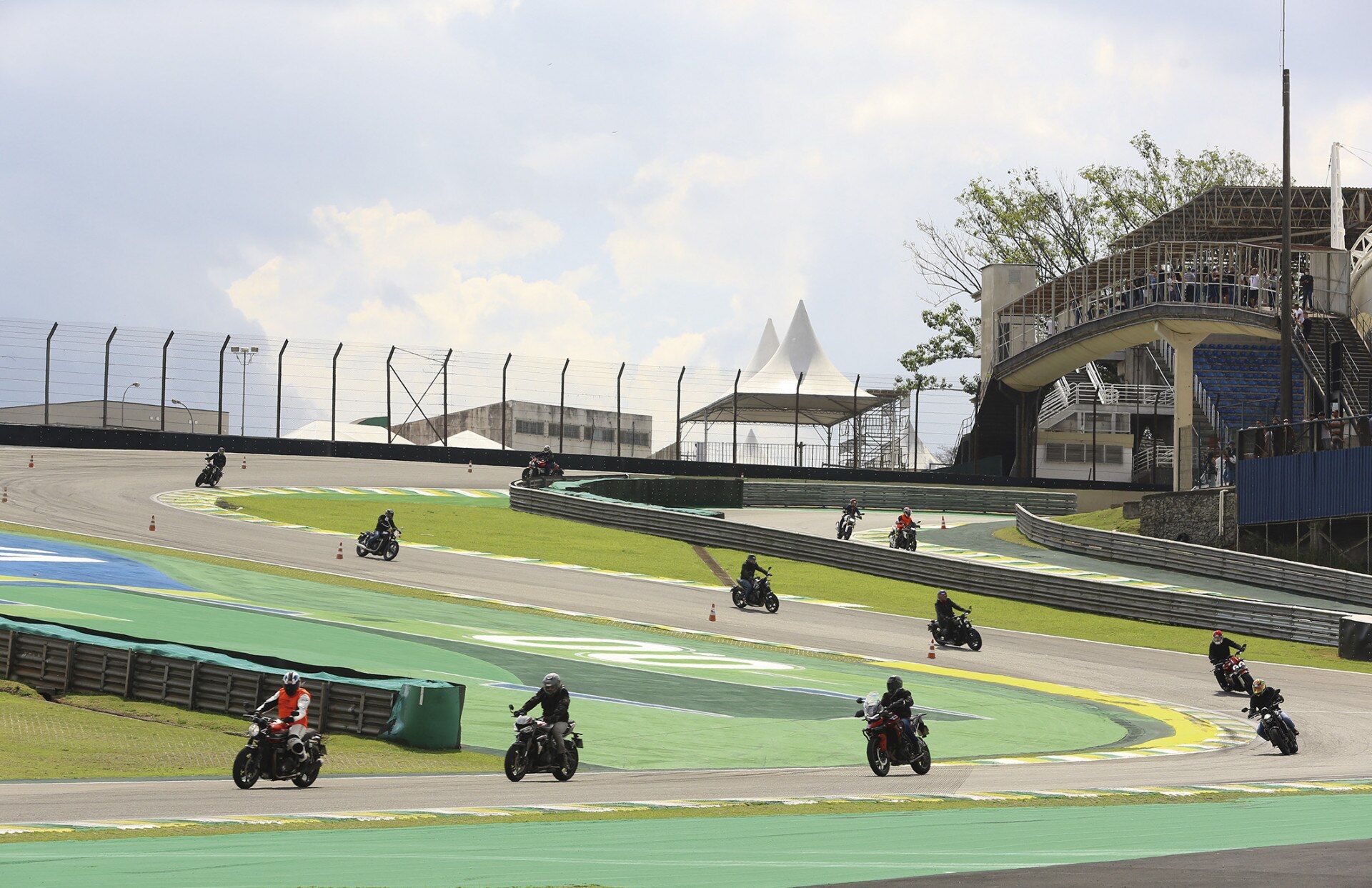 O Autódromo De Interlagos Não é Para Moto - Ellegancy Costuras