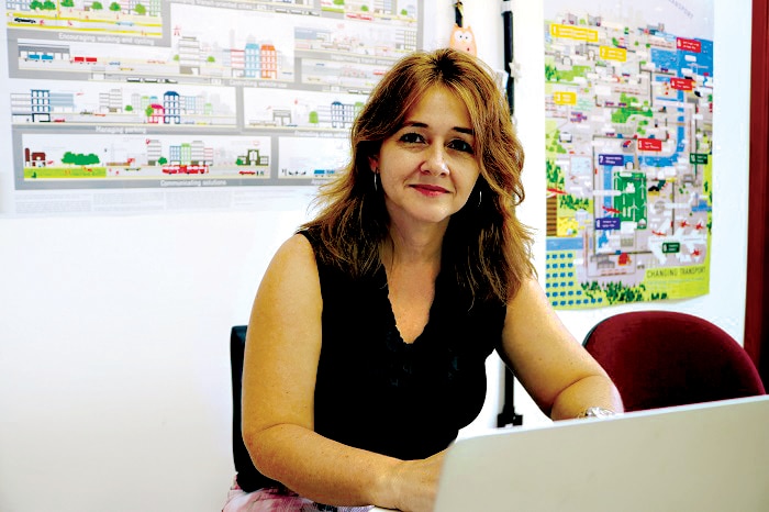 Flávia Consoni no escritório dela