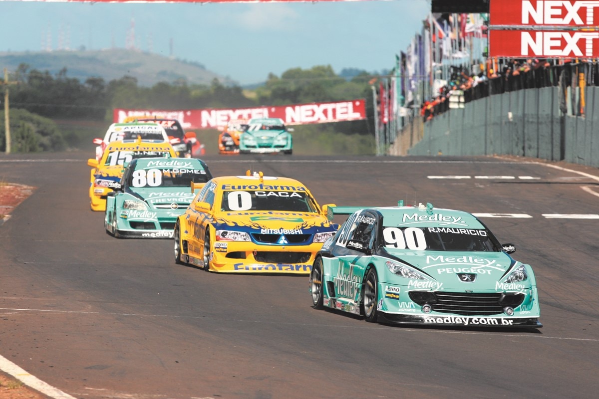 Carros De Pmw De Turismo Dos Anos 70 Correndo Em Circuito De