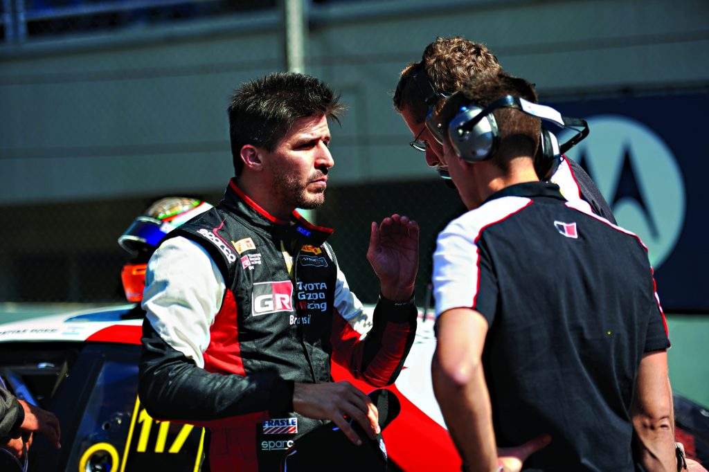 Matías Rossi conversando com a equipe