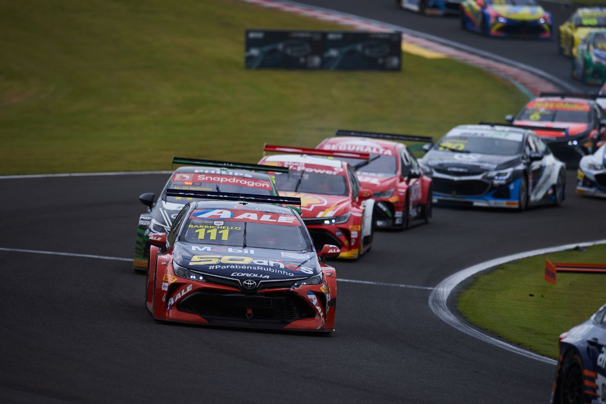 Andamos em um Stock Car. Como se diferencia dos carros de rua?