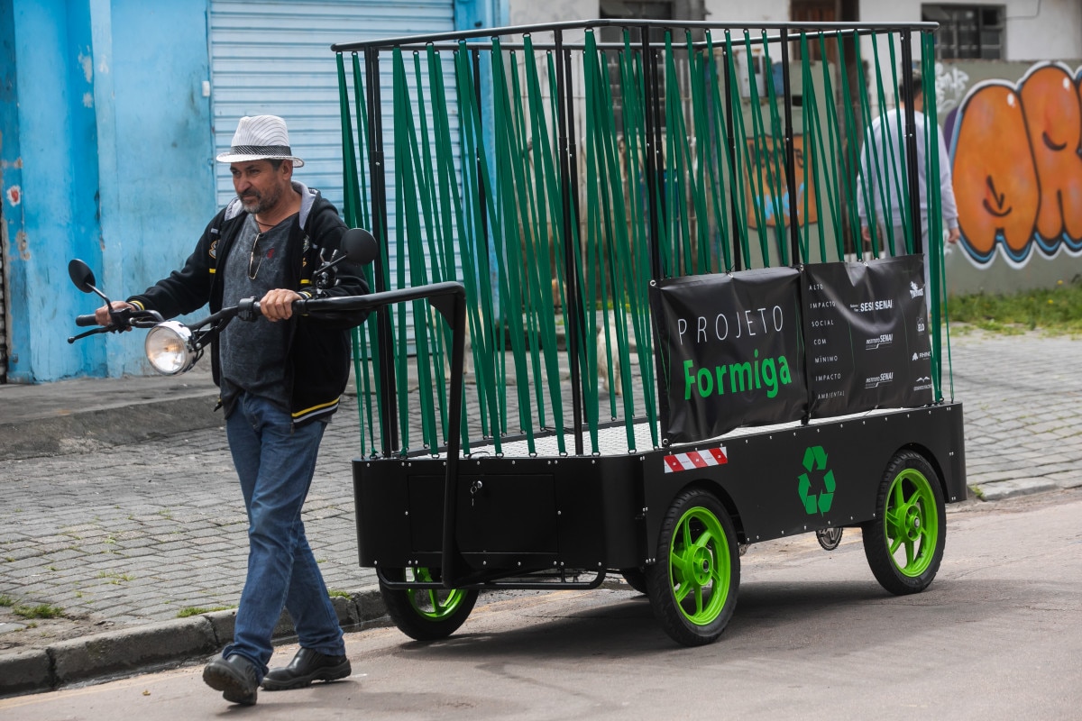 Homem caindo da bicicleta no caminho no campo