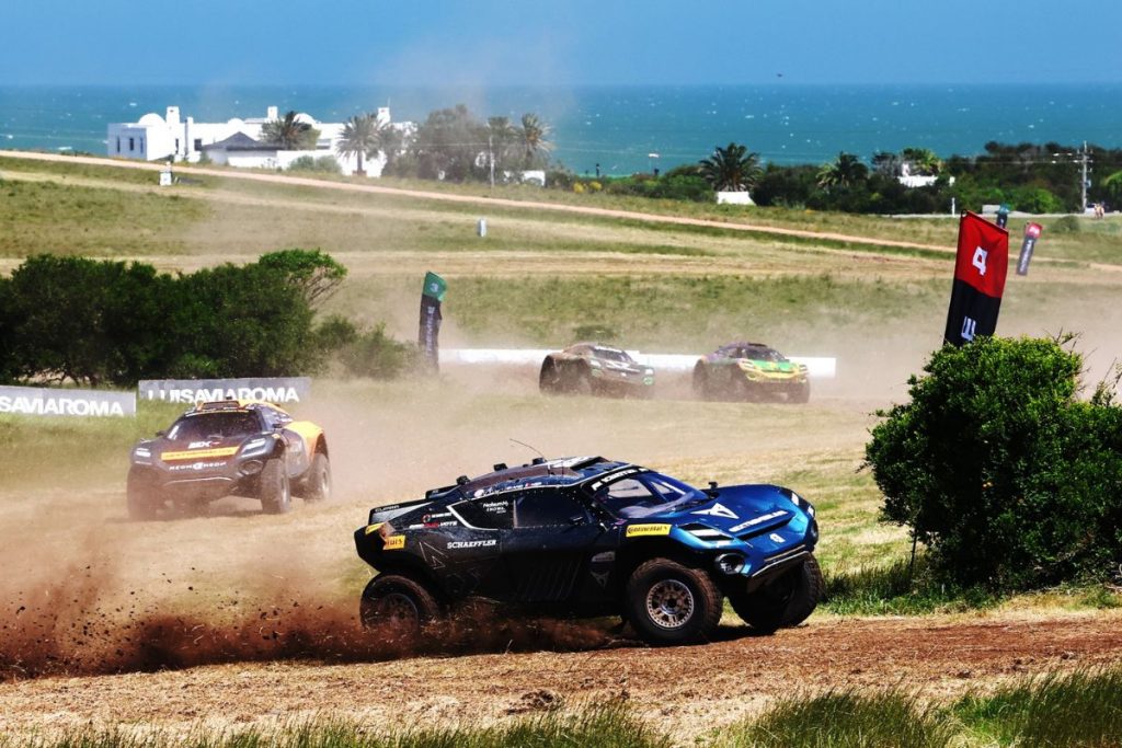 Experimente a adrenalina de uma corrida de carros elétricos em uma pista  profissional onde veículos elétricos de última geração competem lado a lado  gerado por ia