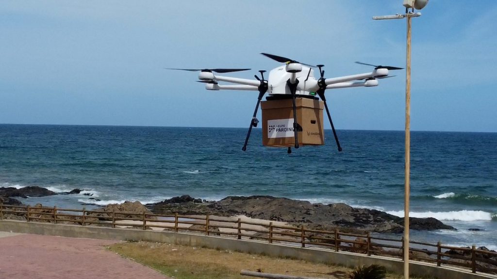 drones logísticos: drone sobrevoa praia de jaguaribe transportando amostras biologicas