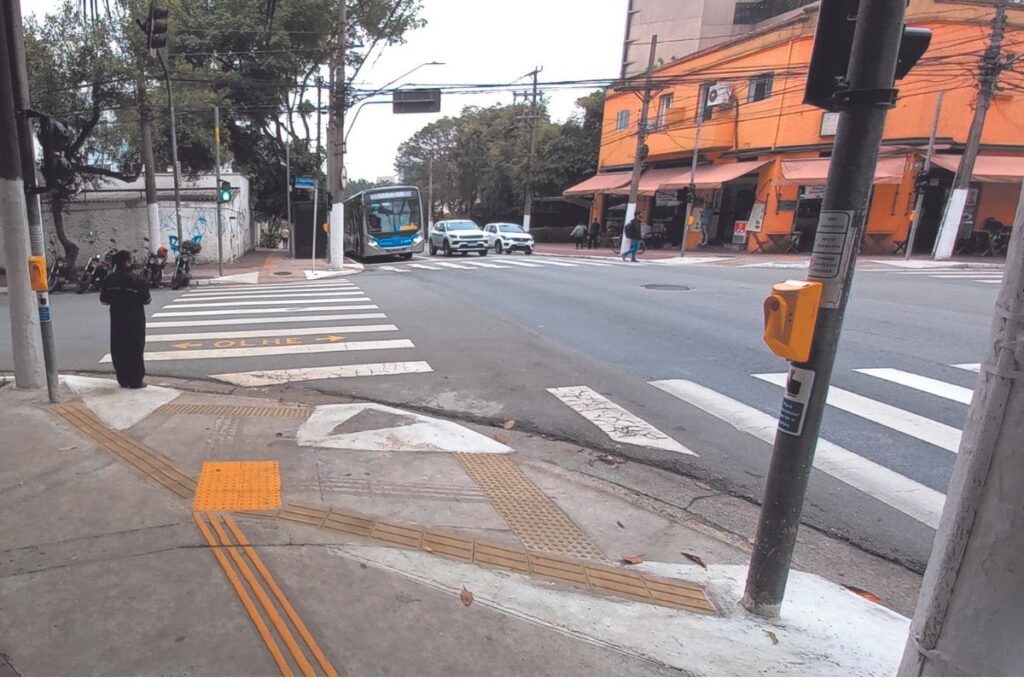 Cruzamento de duas ruas na Vila Clementino dentro do Programa de Rotas Acessíveis da Prefeitura de SP