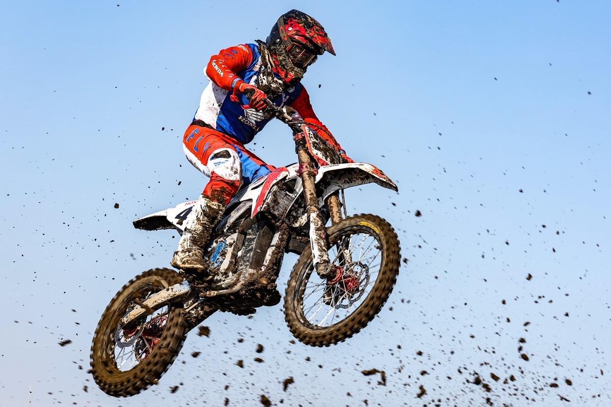 Honda estreia sua moto elétrica nas pistas de motocross com bons