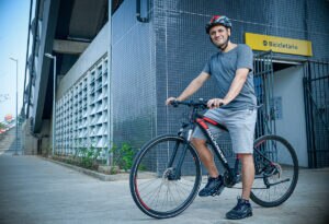 Bicicleta elétrica com transmissão automática recria experiência