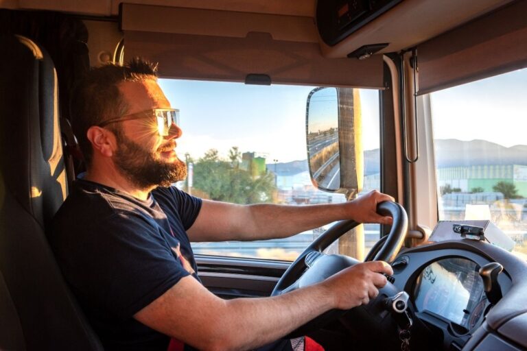 homem dirigindo caminhão
