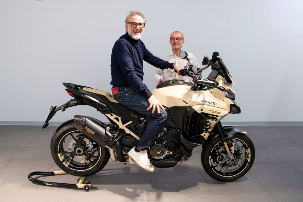 Massimo Bottura e sua Ducati Multistrada V4 Desert Unica