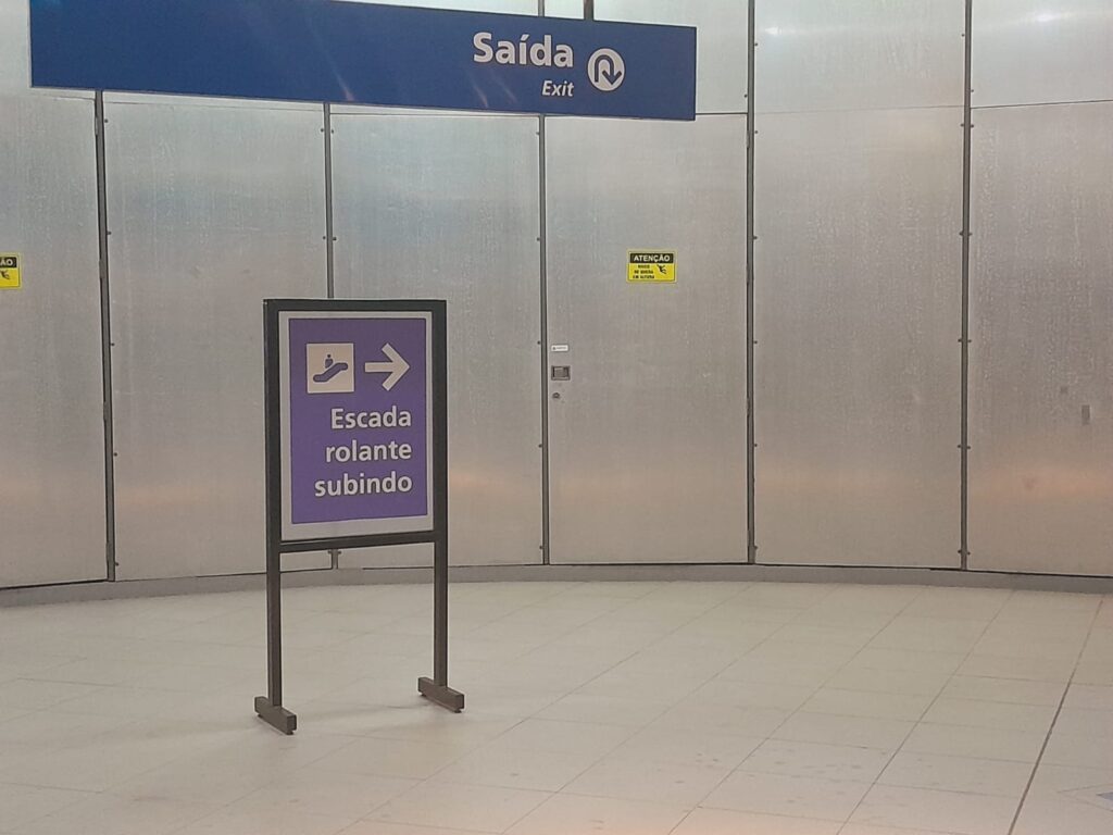 Placa com linguagem simples na estação Hospital São Paulo