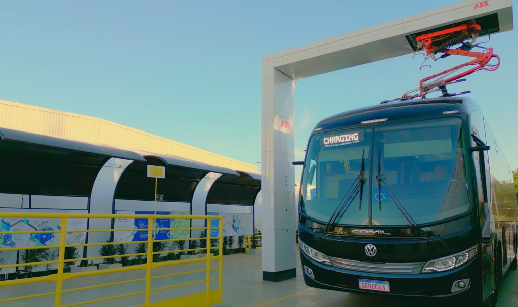 ônibus com bateria de nióbio carrega