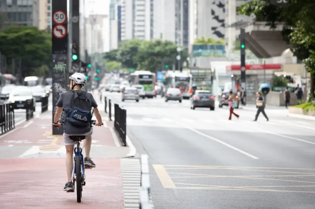 Ciclista andando na Ciclovia da Avenida Paulista