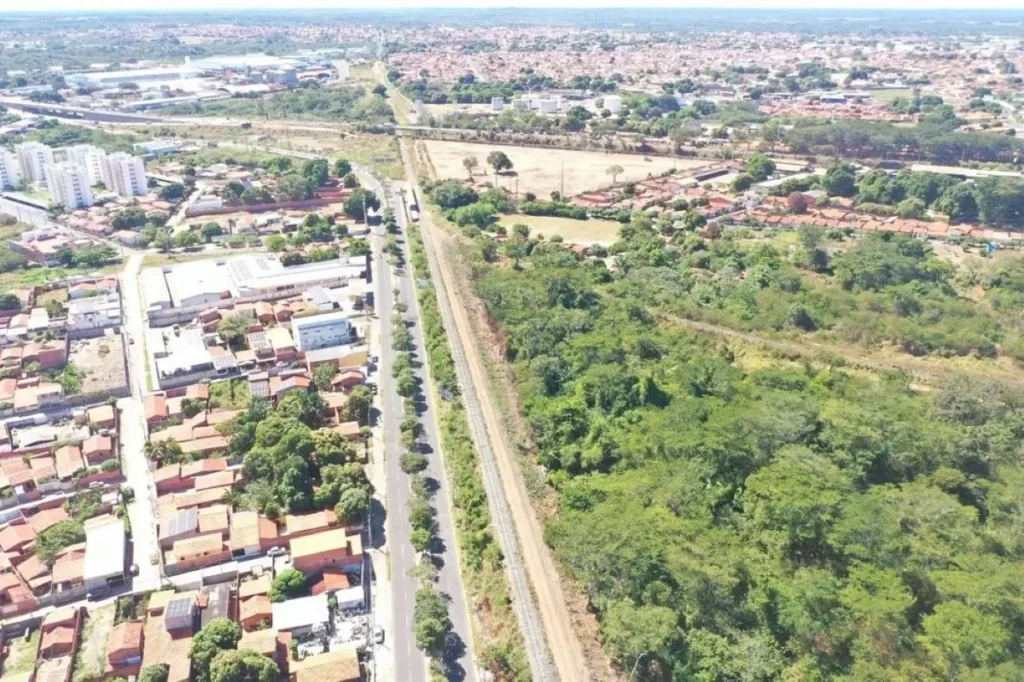 imagem aérea da capital do Piauí Teresina. É possível observar a linha férrea.