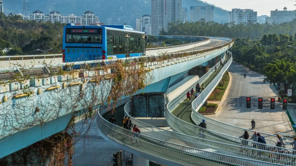 trecho da ciclovia elevada da china passando por baixo do BRT