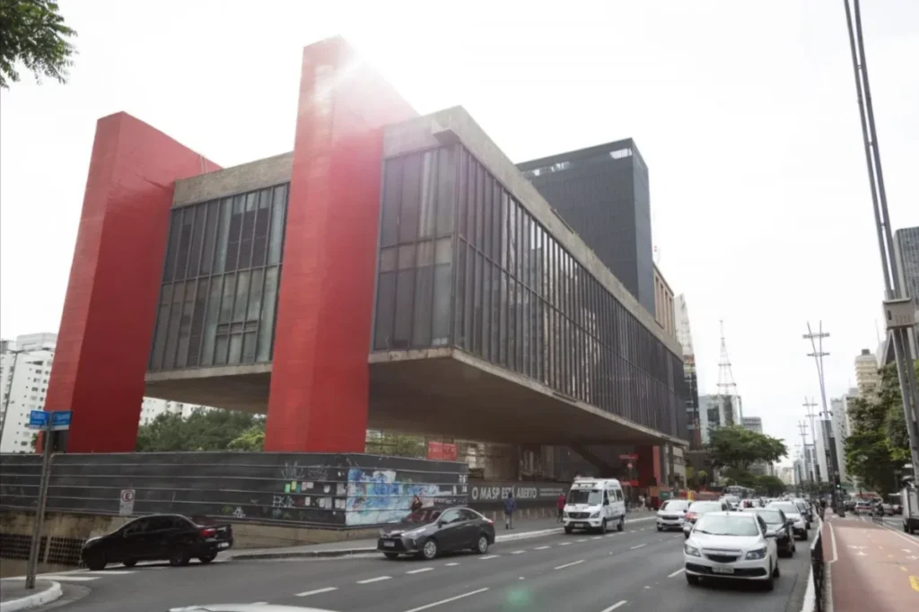 Vista lateral do Museu de Arte de São Paulo, o MASP, e da Avenida Paulista.