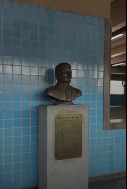 busto de rubens paiva na estação que leva seu nome no Rio de Janeiro