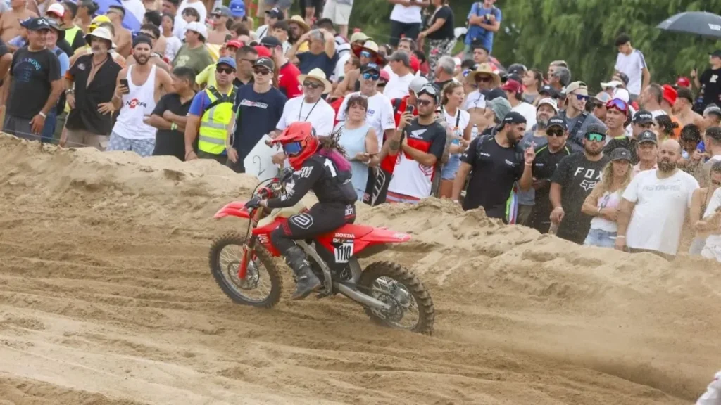 Barbara Neves pilotando sua ronda no Endurance Del Verano