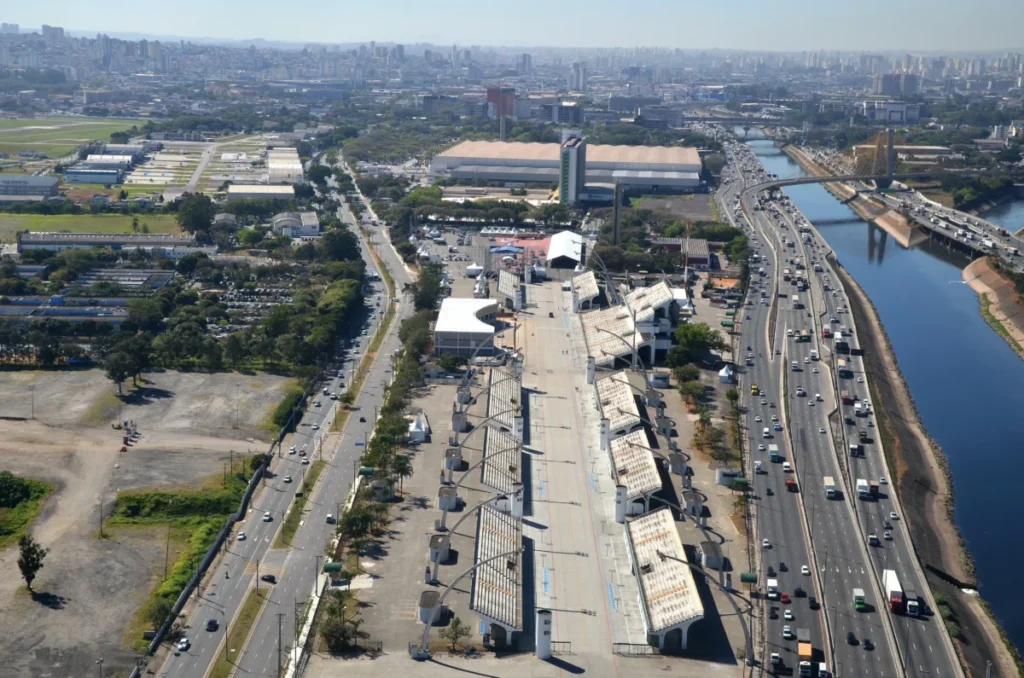 Vista aérea do Sambódromo do Anhembi. À direita, a Marginal Tietê.