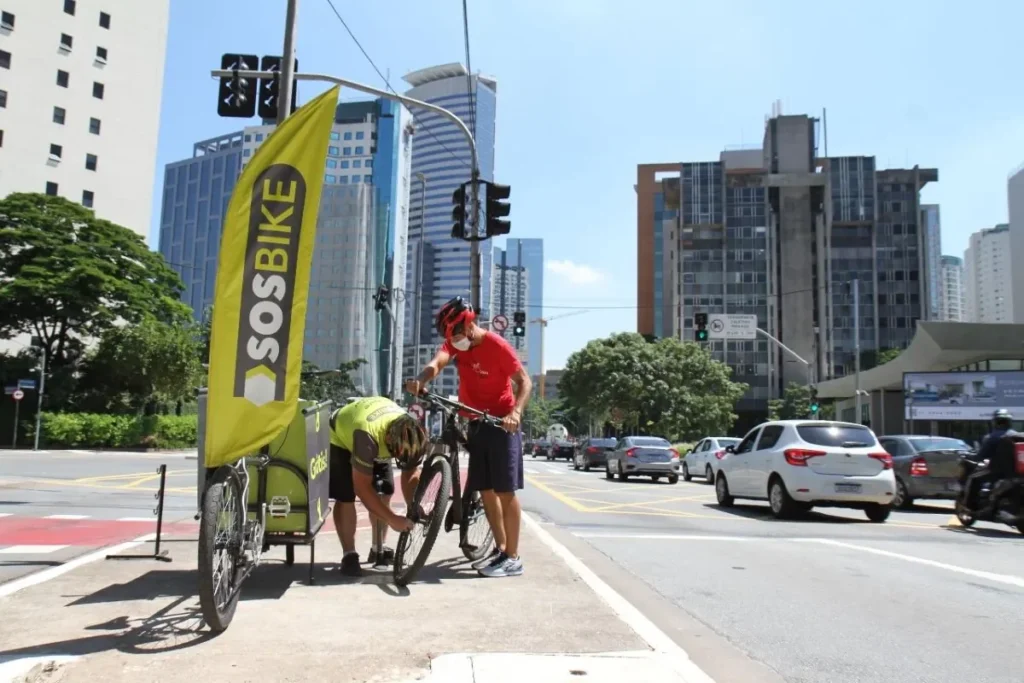 mecanico da SOS Bike ajudando um ciclista que passava pela ciclovia