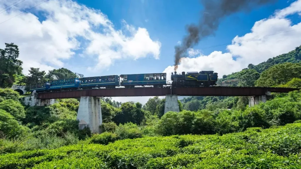 'trem de brinquedo'atravessando ponte na cordilheiras nilgiri na índia