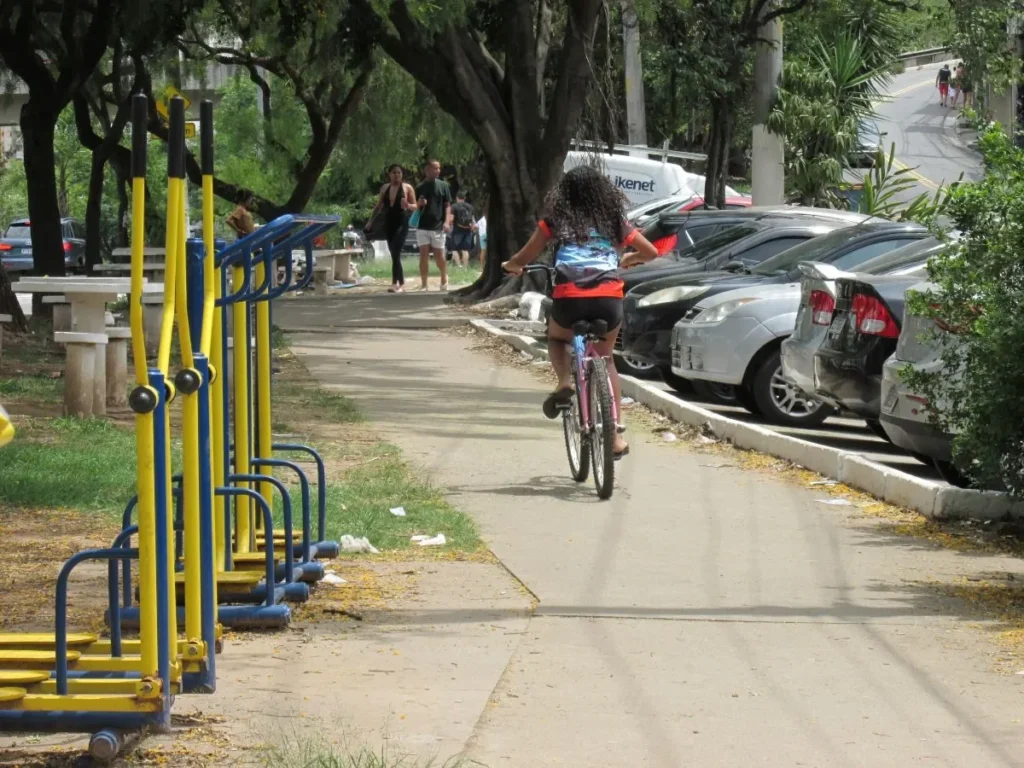 menina pedalando ma das bicicletas compartilhadas da comunidade