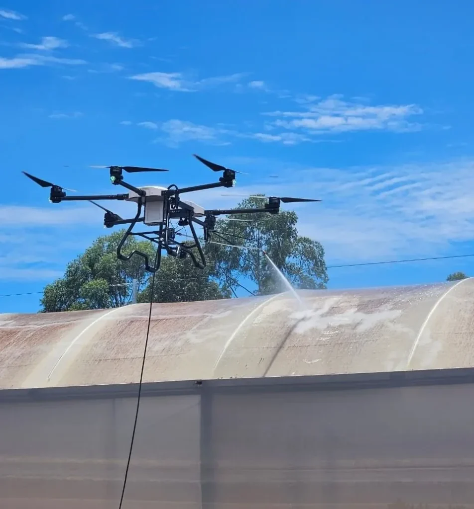 drone da Urano limpando um telhado