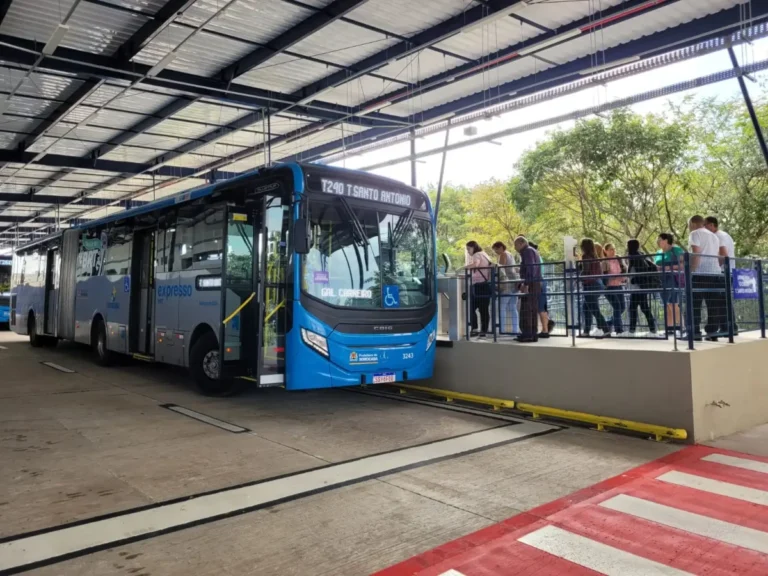 Ônibus T. Santo Antônio parado no terminal.