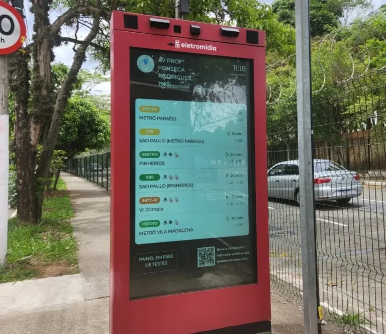Painéis digitais instalados em SP terão uso exclusivo para atualização do itinerário dos ônibus. Foto: Divulgação/CIttamobi