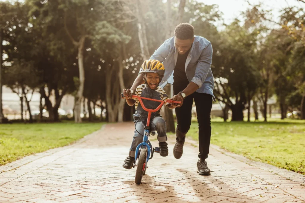 Ensinando a pedalar Bicicleta na infância: como incentivar crianças a pedalar. Veja dicas individuais